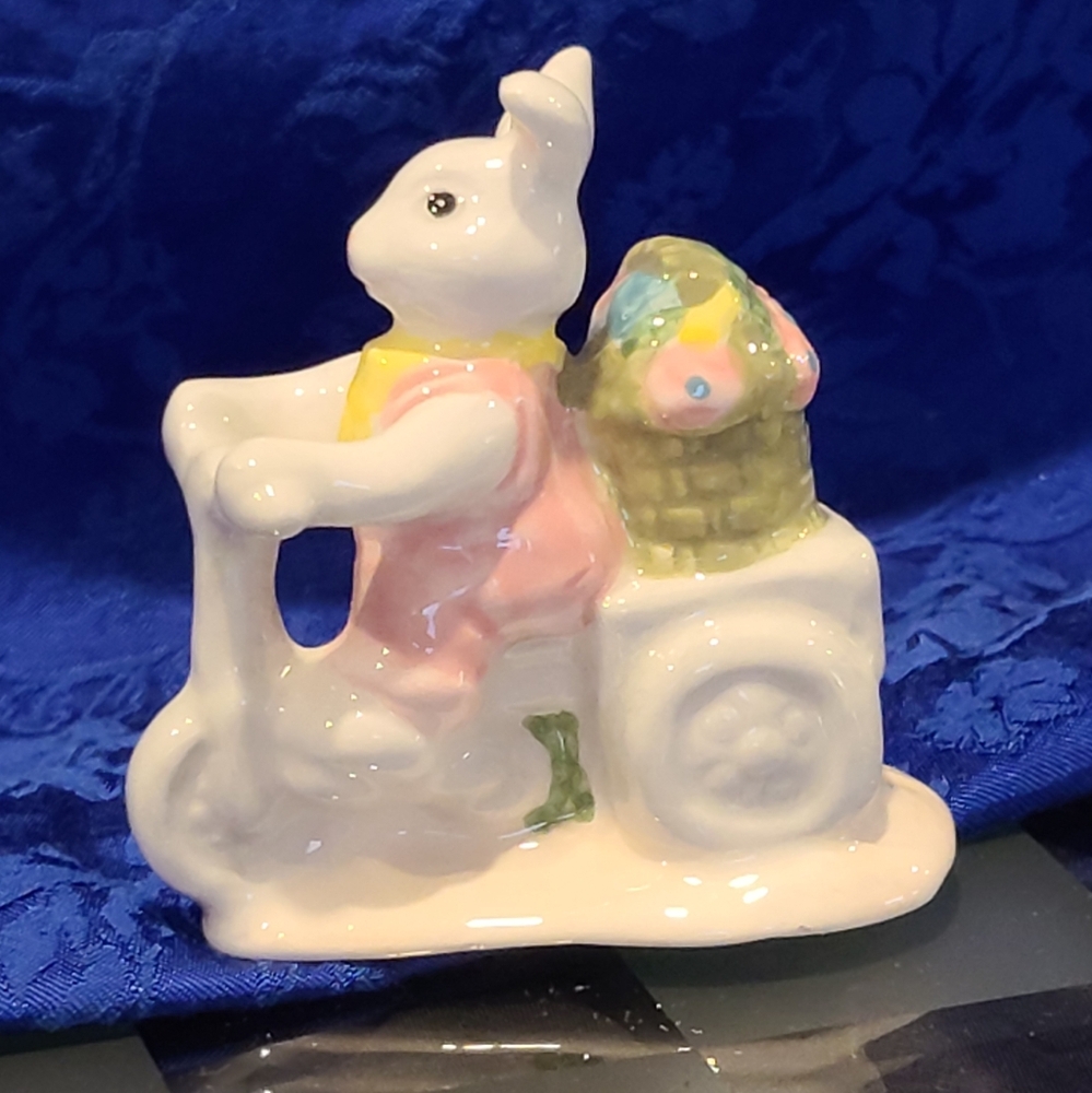 Small bunny Knick knack ridding bike